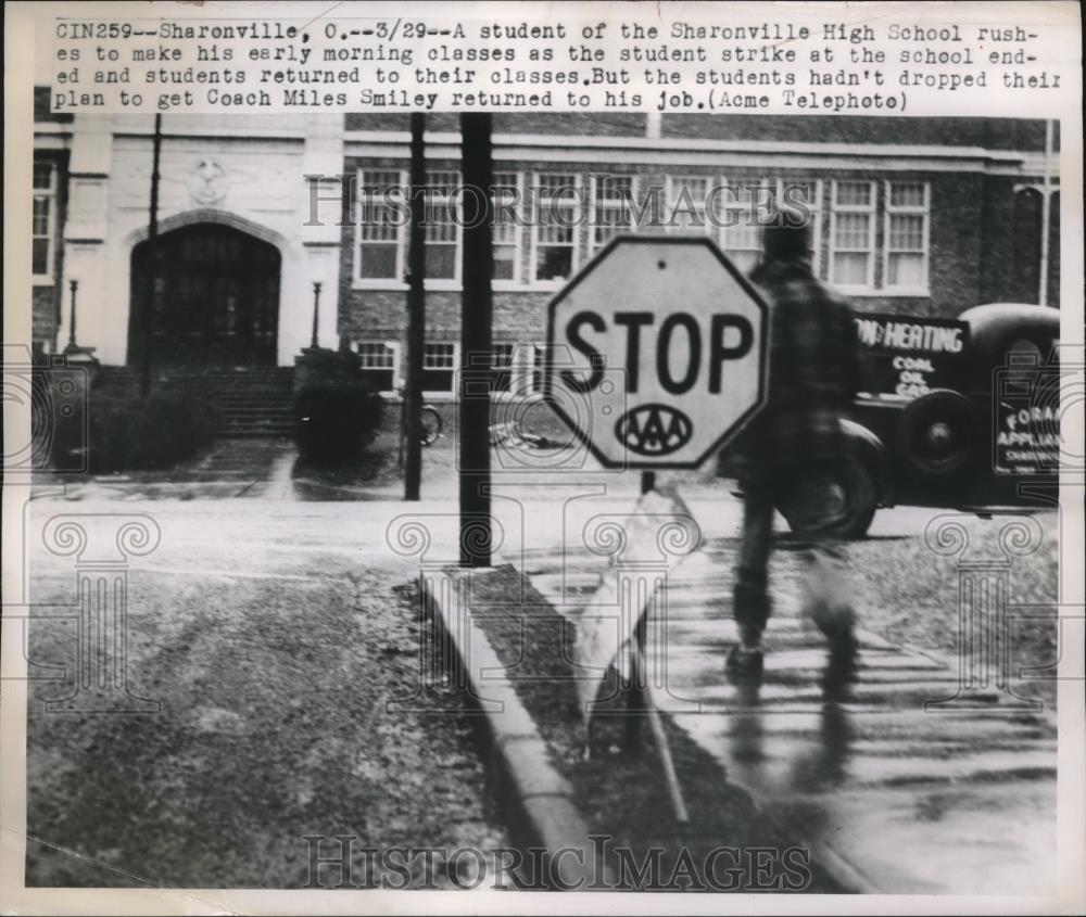 1950 Press Photo Student of Sharonville High School Rushing to his Classes - Historic Images