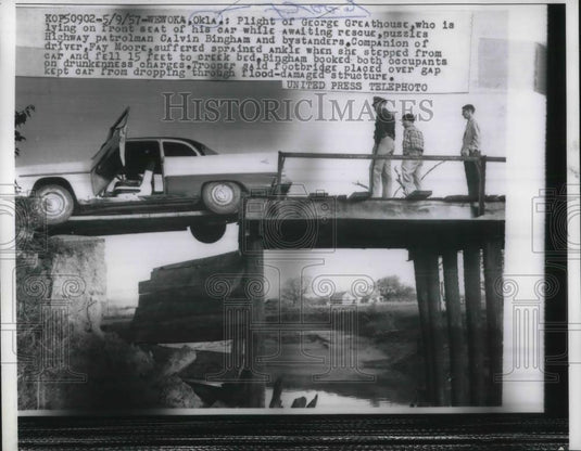 1957 Press Photo Plight of George Greathouse, lying on the front seat of his car - Historic Images