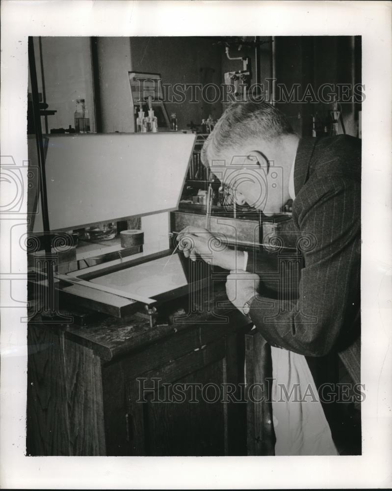 1950 Press Photo General Electric Company&#39;s Research Laboratory Dr. Irving - Historic Images