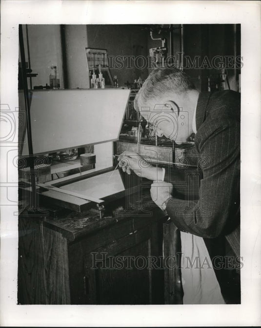1950 Press Photo General Electric Company's Research Laboratory Dr. Irving - Historic Images