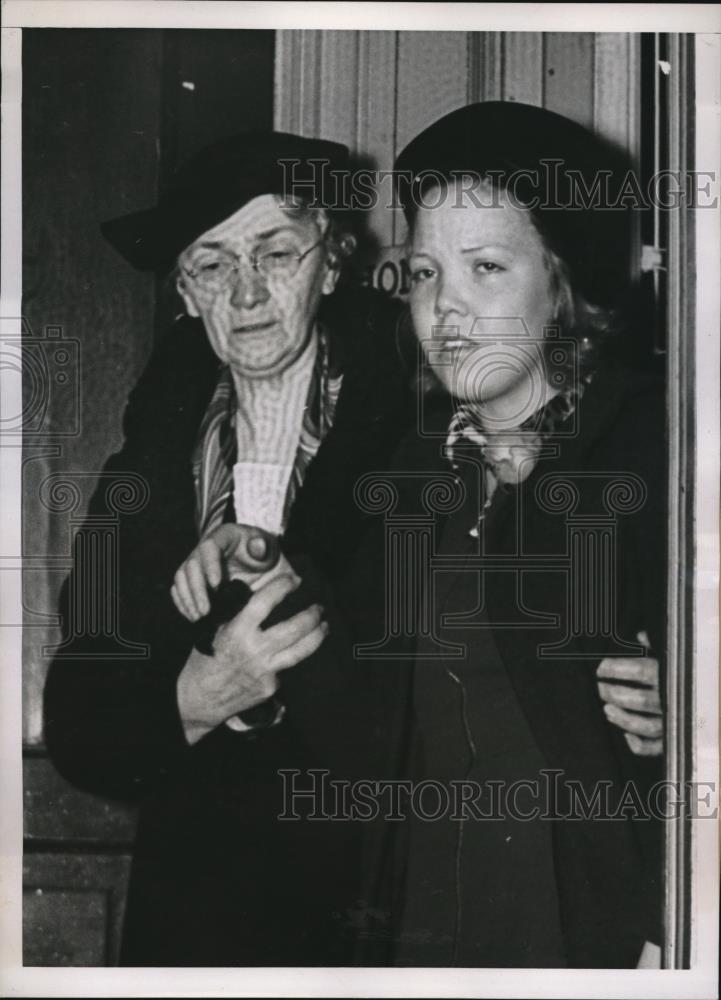 1937 Press Photo Gladys Juanita Love leaving police station after her arrest - Historic Images