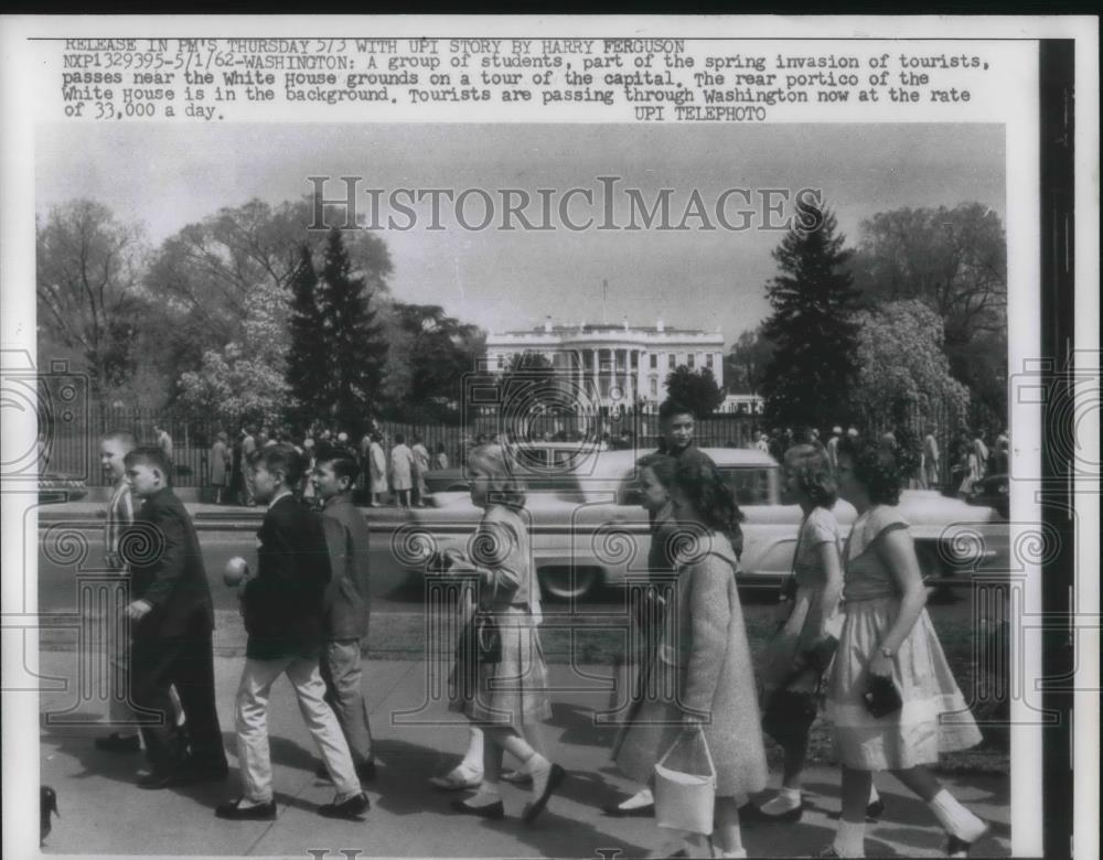 1962 Press Photo Group of Students Near White House Grounds on Tour of Capital - Historic Images