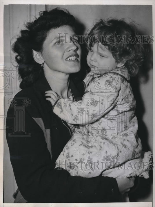 1946 Press Photo Mary Marlene Green Mrs. Dewey Green Christmas - Historic Images