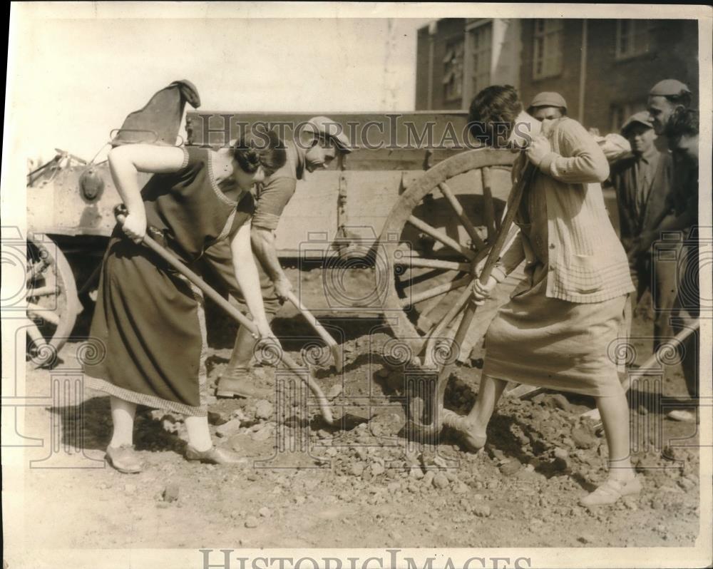 1925 Press Photo Women Digging by Wagon - Historic Images