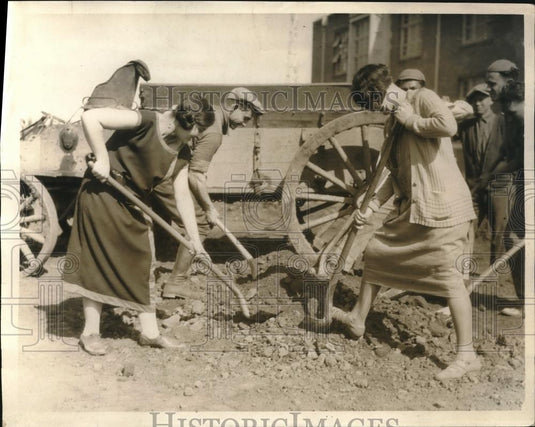 1925 Press Photo Women Digging by Wagon - Historic Images