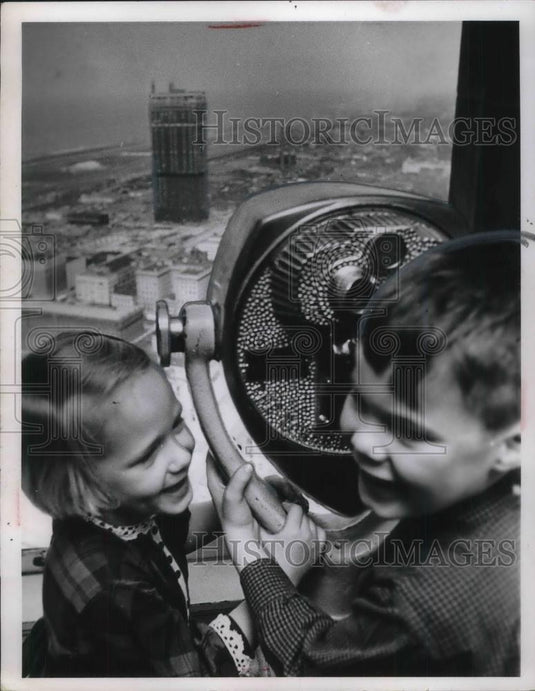 1964 Press Photo Kimberley Meals & Steve Patton Look Out From Building - Historic Images