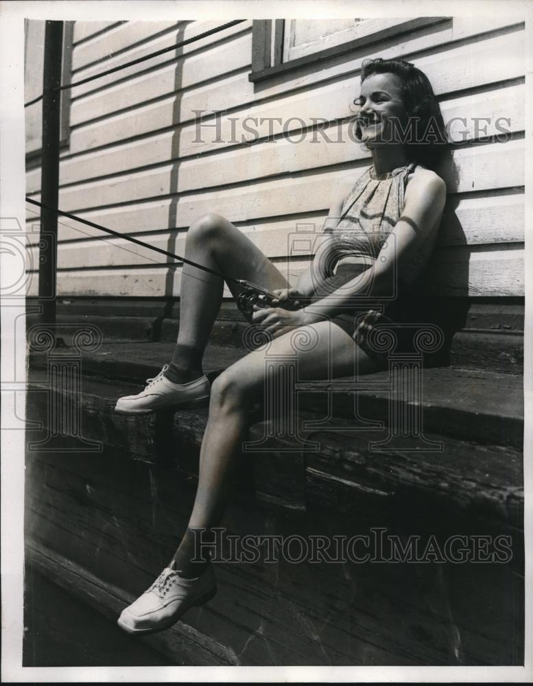 1939 Press Photo Opal Lee Fishes over rails - Historic Images