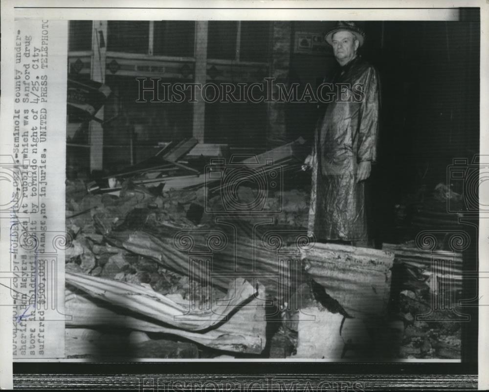 1957 Press Photo Seminole County sheriff BEn Meyers at scene of tornado - Historic Images