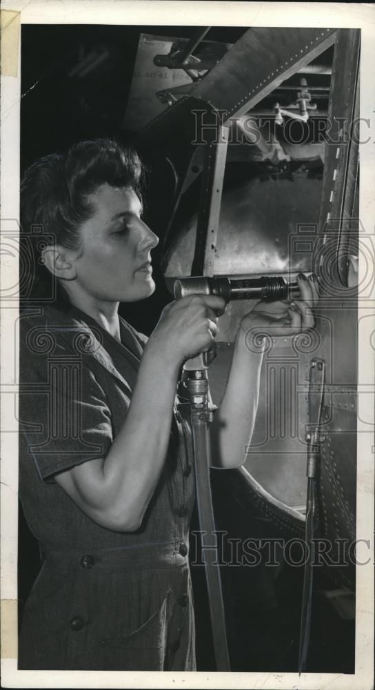 1942 Press Photo Delehanty student using Nuematic Riveting Tool - Historic Images