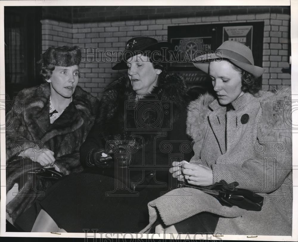 1941 Press Photo Mrs. Irene Loveless With Daughters Mrs. George Geoff - Historic Images