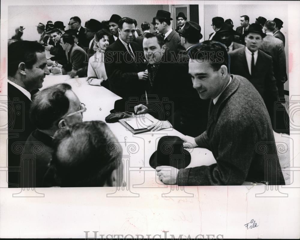 1966 Press Photo Crowd at election booth in Cleveland, Ohio - Historic Images