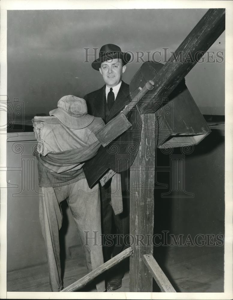 1943 Press Photo Rep. Harold D. Cooley with Dummy soldier and Gun at the Capitol - Historic Images