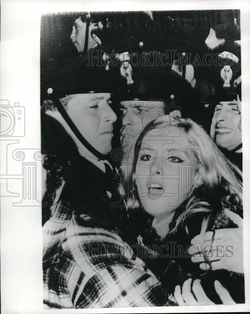 1967 Press Photo Policemen Restrain Girl Trying to Reach US Embassy in Rome - Historic Images