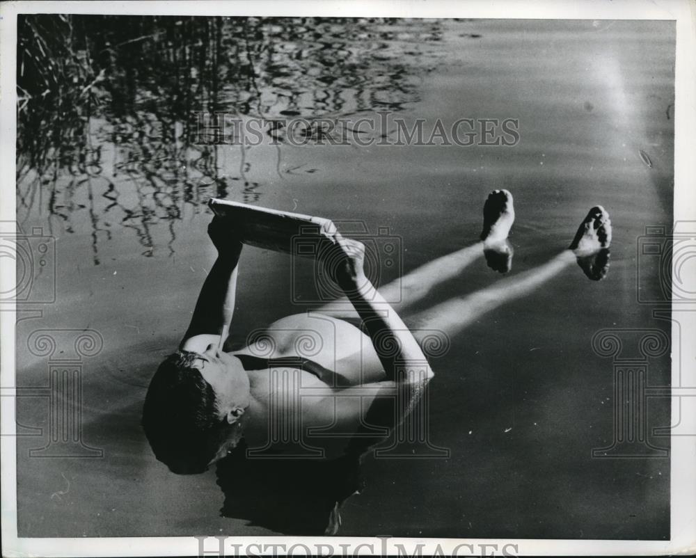 1955 Press Photo Stockholm, Sweden Goesta Wiber floats in water during heat wave - Historic Images