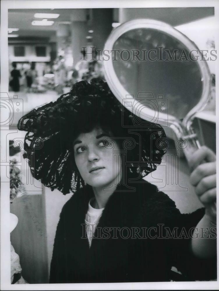 1953 Press Photo Clayton Knipper Woman Looks At Herself In Mirror - Historic Images