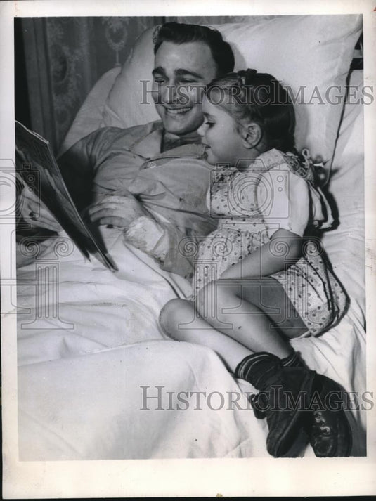 1945 Press Photo PFC Joseph Gerner with his Neice in Philadelphia Pa - Historic Images