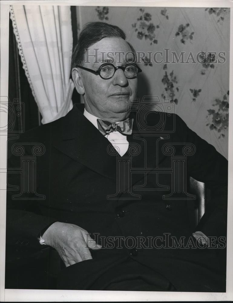 1935 Press Photo Dr. Frank Dyer at his offices - Historic Images