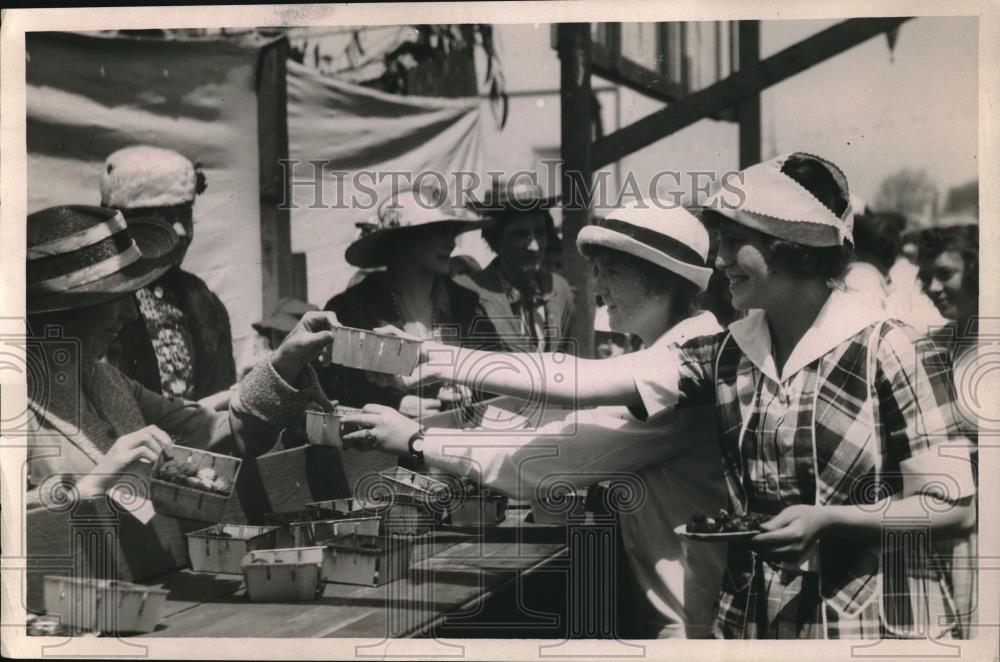 1923 Press Photo Marie Cooney at Gardena Strawberry Festival - Historic Images