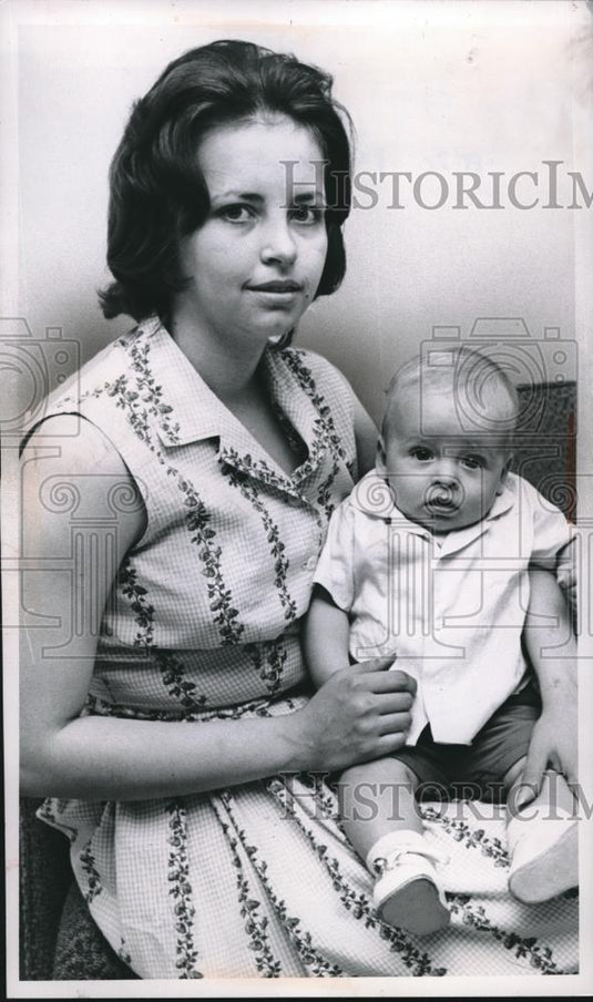 1965 Press Photo Mrs. Robert Montagu Holding Son Robert Jr. - Historic Images