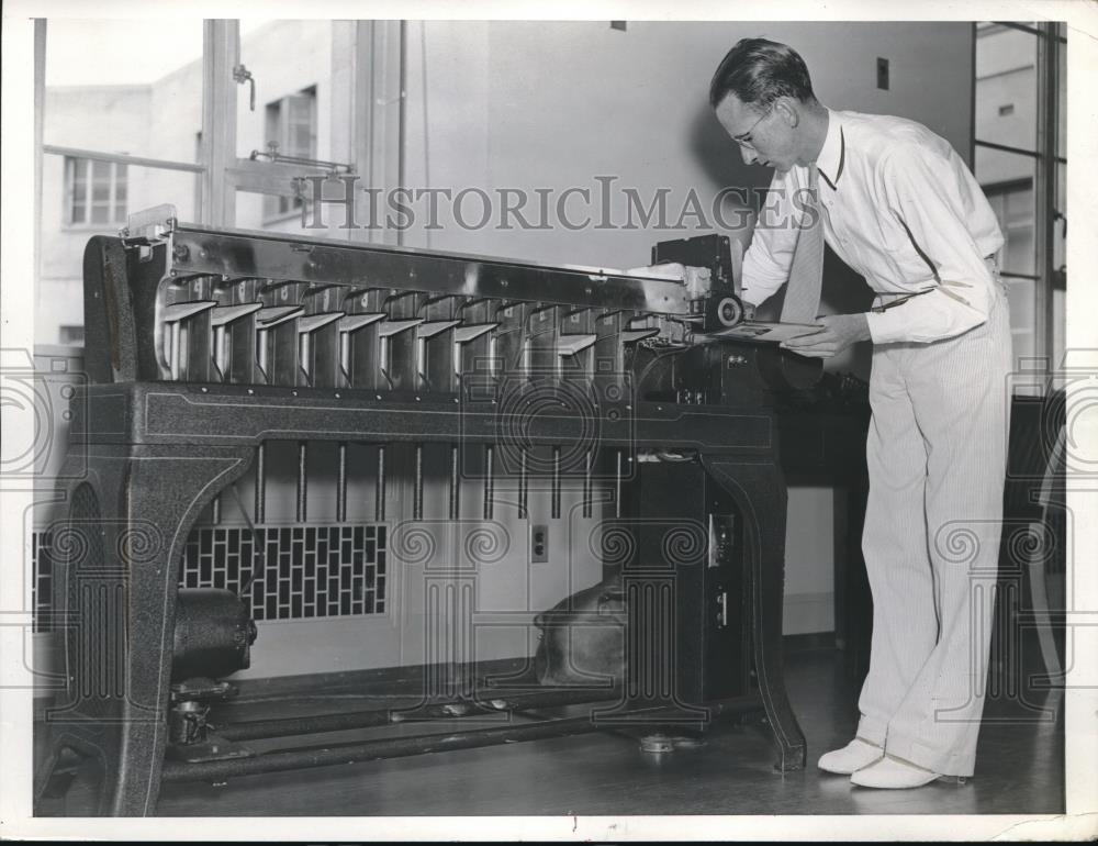 1935 Press Photo Man Working at Department of U.S. Justice - Historic Images