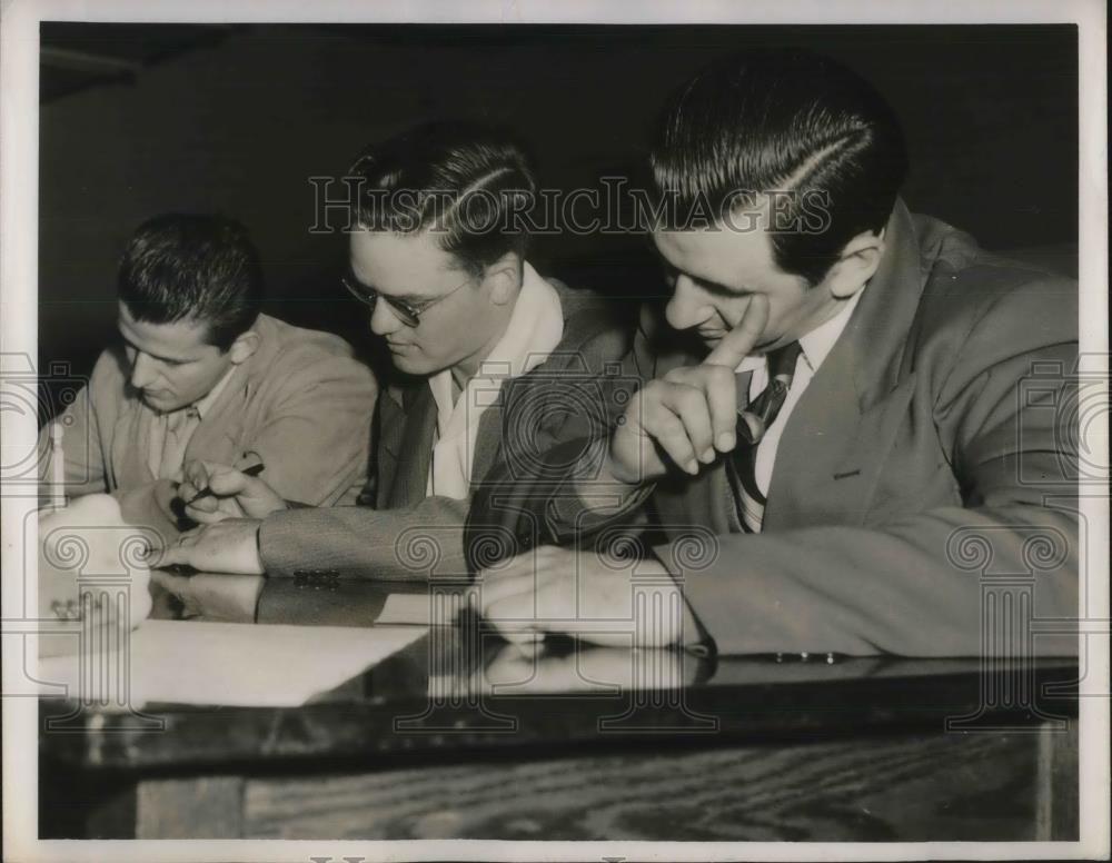 1950 Press Photo Leo Turner,Earl Childers,Chas Heidel at Cadillac tank plant - Historic Images