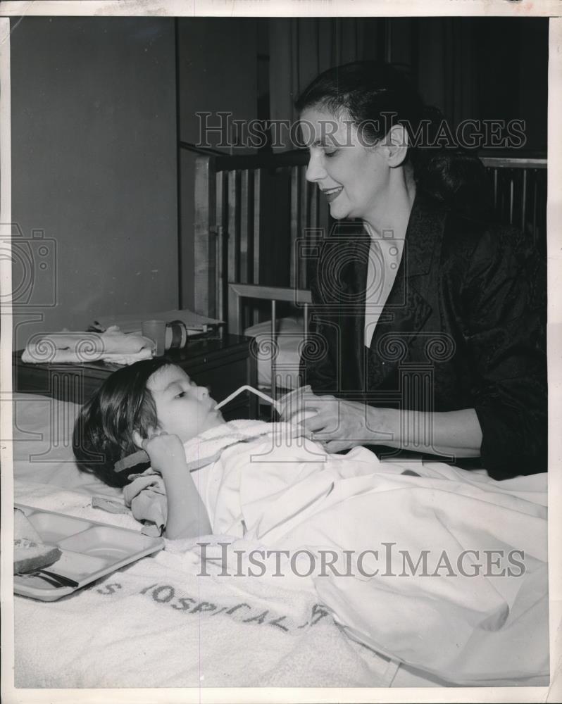 1958 Press Photo Woman volunteering at Miami&#39;s Variety Children&#39;s Hospital - Historic Images