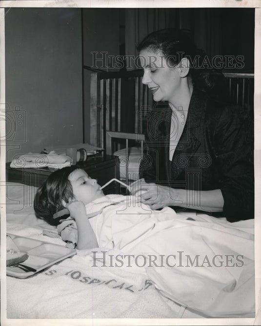 1958 Press Photo Woman volunteering at Miami's Variety Children's Hospital - Historic Images