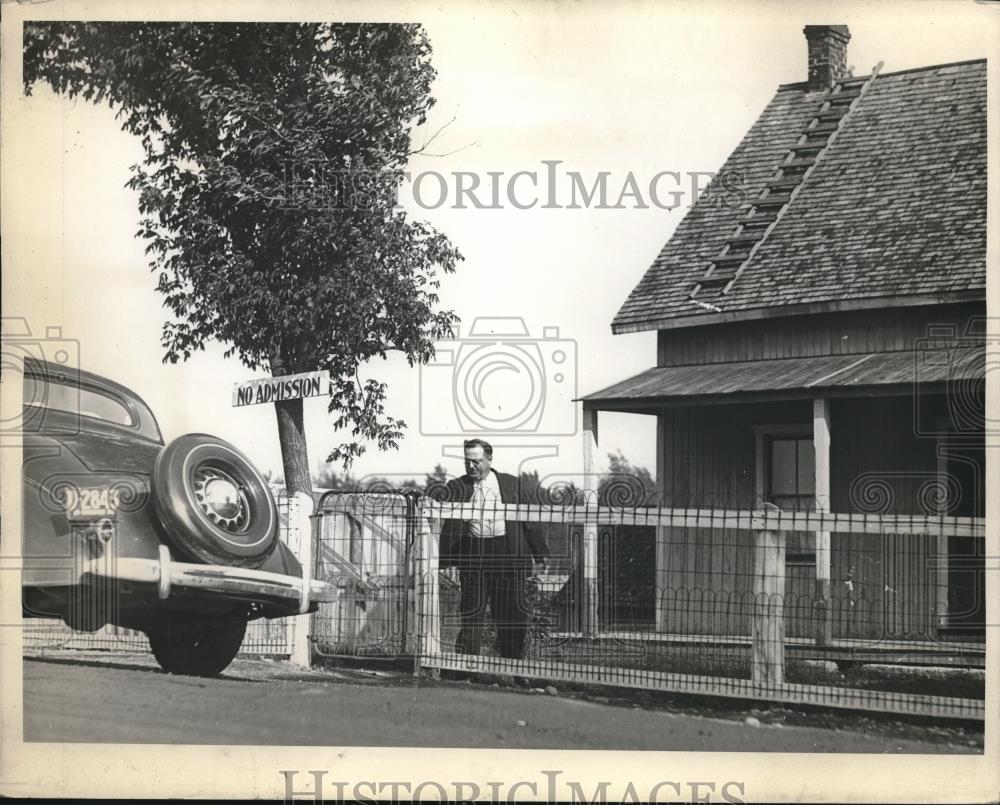 1939 Press Photo Visiting Dionne Howe - Historic Images