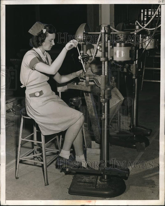 1942 Press Photo Betty Connolly Working at Northam Warren in Stanford - Historic Images