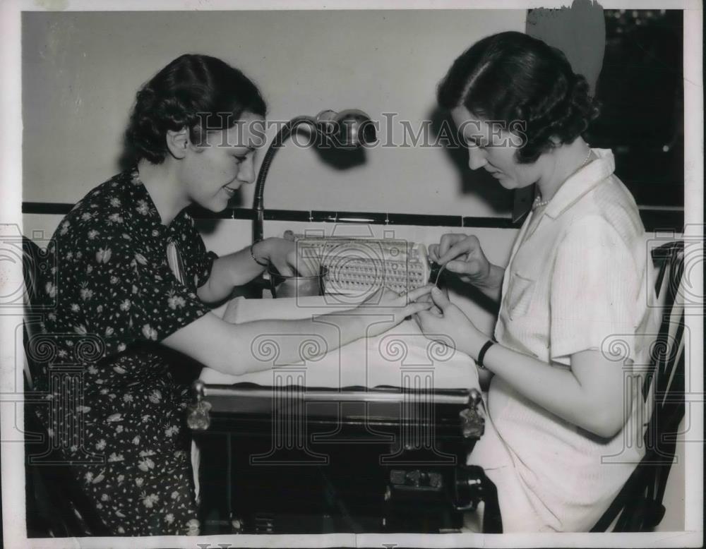 1937 Press Photo Nail artists gives a manicure to a customer - Historic Images