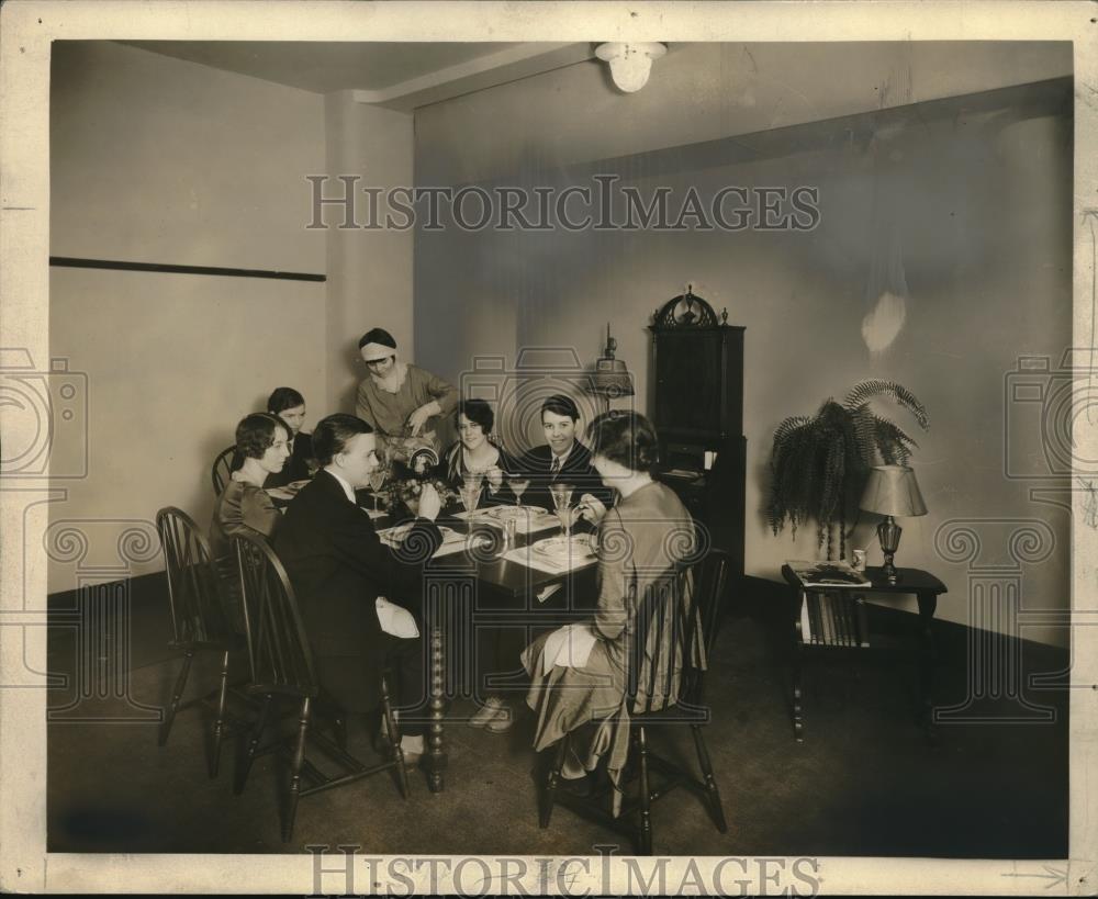 1931 Press Photo Thanksgiving with Homemaking Students of 1928 - Historic Images