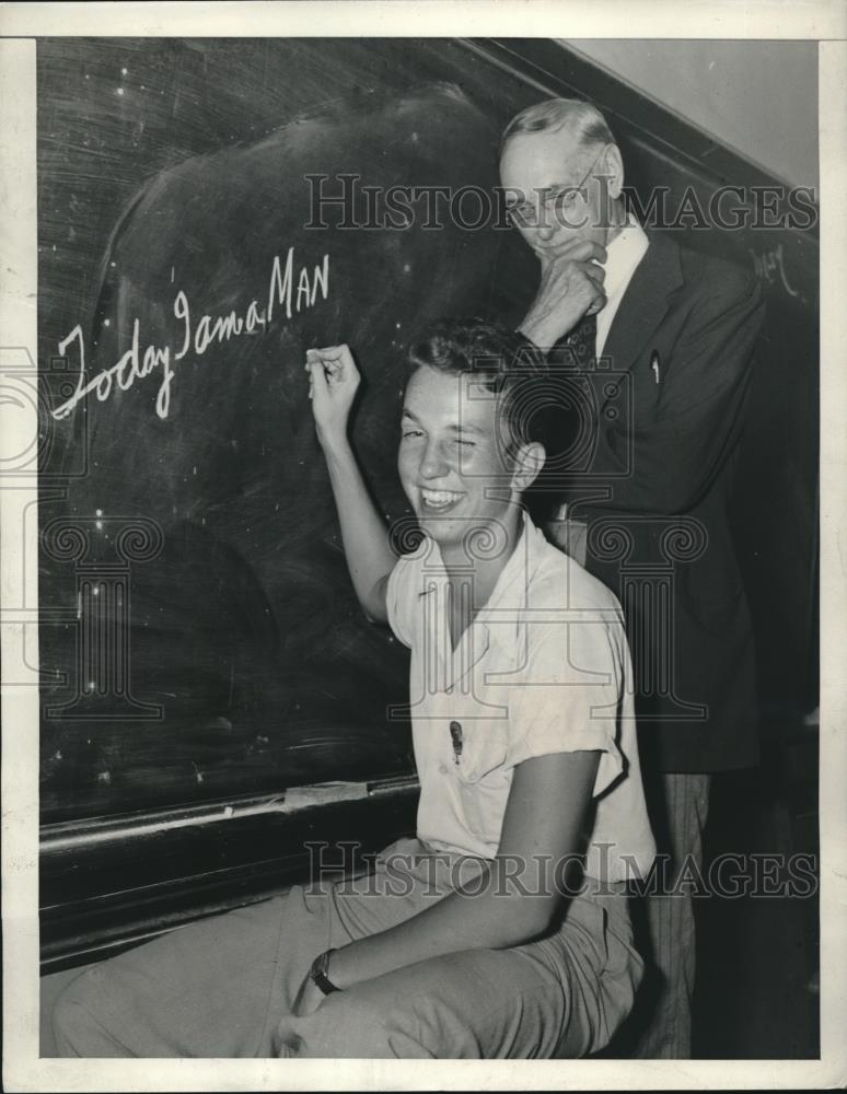 1943 Press Photo Jimmy Christian 18 can now vote due to constitutional amendment - Historic Images