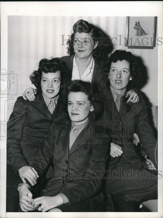 1944 Press Photo Marine Cpl. Dorothy Thiebeault & trio she rescued from gas leak - Historic Images