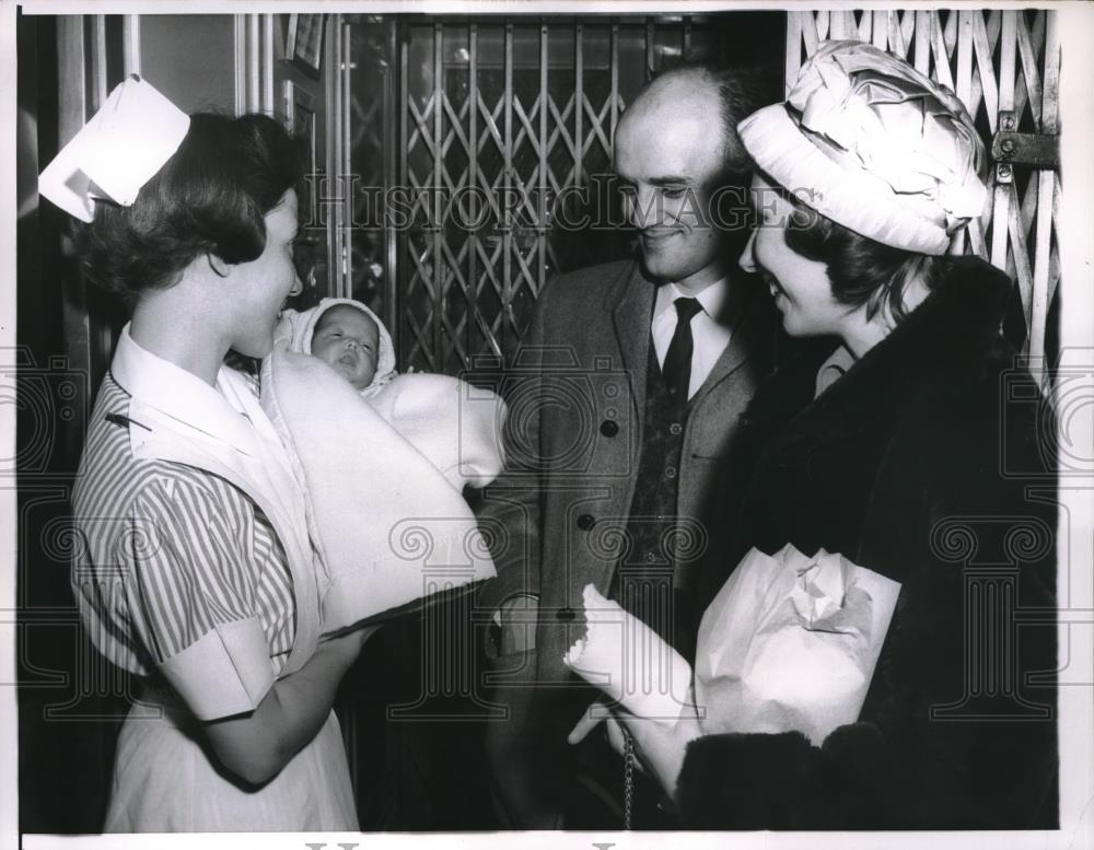 1961 Press Photo Chicago, Student RN Lois Conradt with Mr &amp; Mrs Orlando &amp; baby - Historic Images