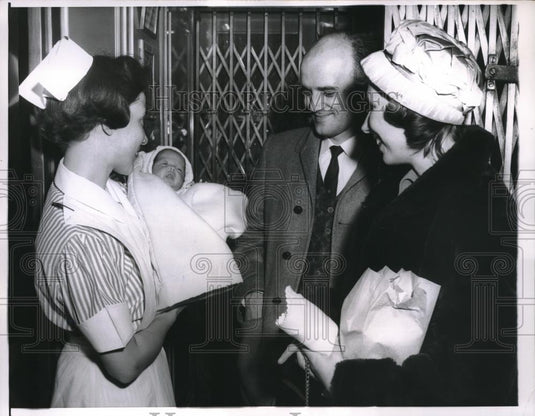 1961 Press Photo Chicago, Student RN Lois Conradt with Mr & Mrs Orlando & baby - Historic Images