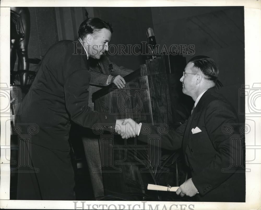 1941 Press Photo Leroy Wike graduates from F.B.I. Academy in D.C. - Historic Images