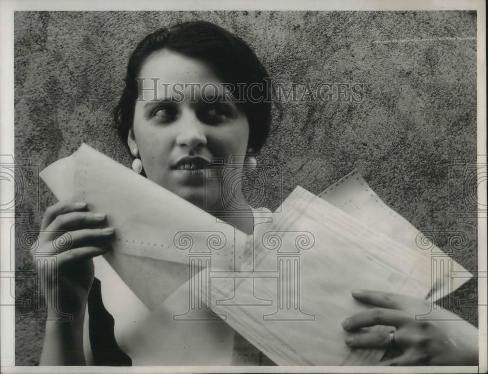 1933 Press Photo Mary Miller Shows Off Wooden Handkerchiefs - Historic Images