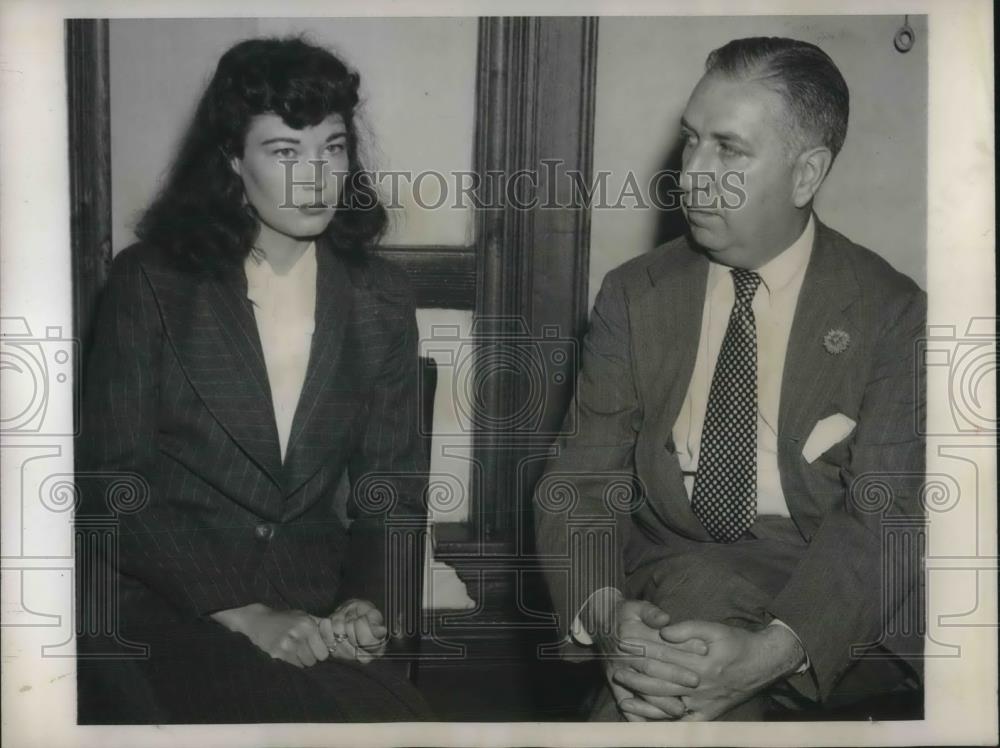 1945 Press Photo Bridgeport, Conn. Mrs Imogene Stevens, atty D Goldstein, death - Historic Images