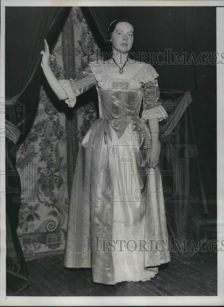 1933 Press Photo Barnard College Student in &quot;Great Catherine&quot; Play. - Historic Images