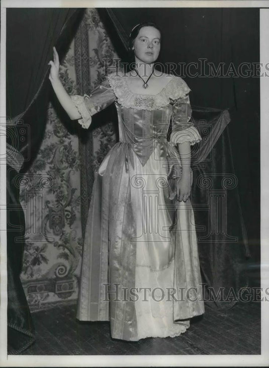 1933 Press Photo Barnard College Student in "Great Catherine" Play. - Historic Images