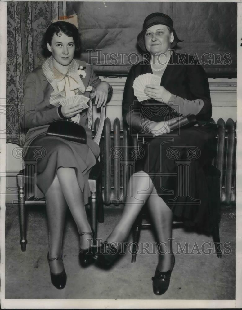 1932 Press Photo Mrs. Carl T. Robertson and Mrs. A.C. Hoffmeier Playing Cards - Historic Images