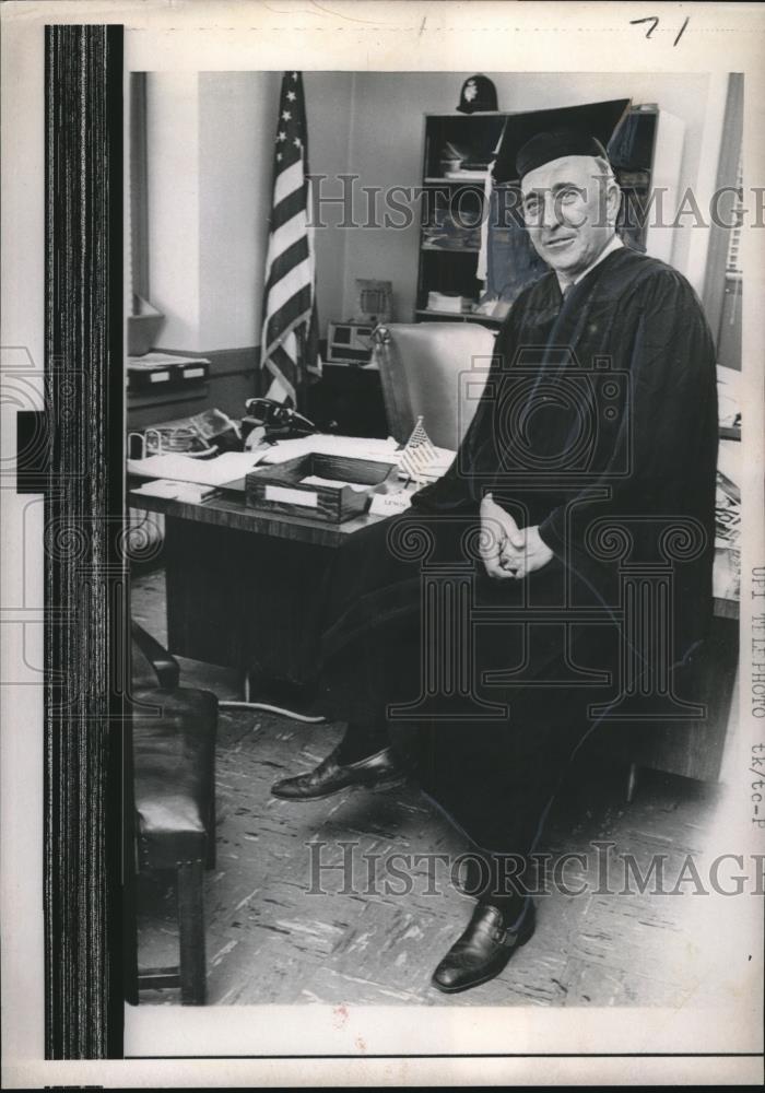 1970 Press Photo Police Chief Lewis Coffey Graduates Cleveland State University - Historic Images