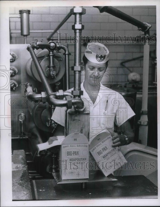 1966 Press Photo Bill Anderson Operates Ice Cream Machine - Historic Images