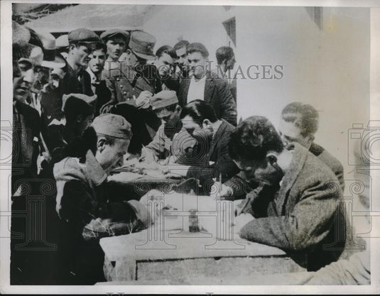 1935 Press Photo Greek Citizens Volunteer for Duty - Historic Images