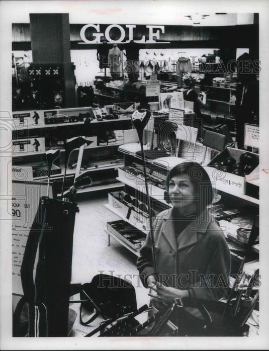 1965 Press Photo Lakeland Avenue Lakewood Ruth Kusjansons Golf Store - Historic Images