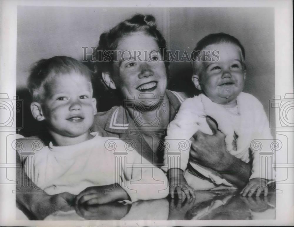 1953 Press Photo Mrs Robert Williams With Her Children Robert And Ann - Historic Images