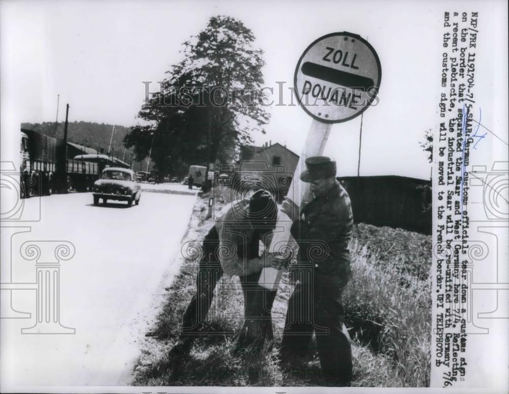 1959 Press Photo German Customs Officials Tear Down Customs Signs at Border - Historic Images