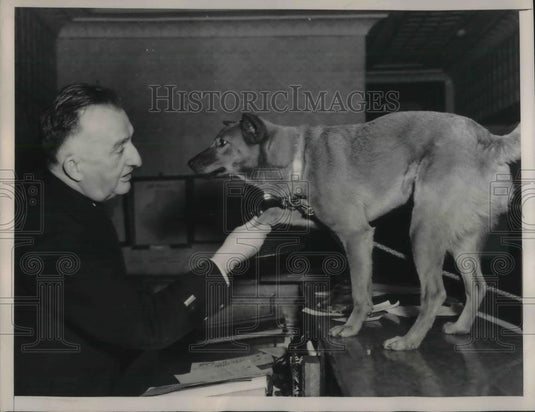 1940 Press Photo Lt. John Barry Gets Acquainted with Police-Chasing Sandy - Historic Images