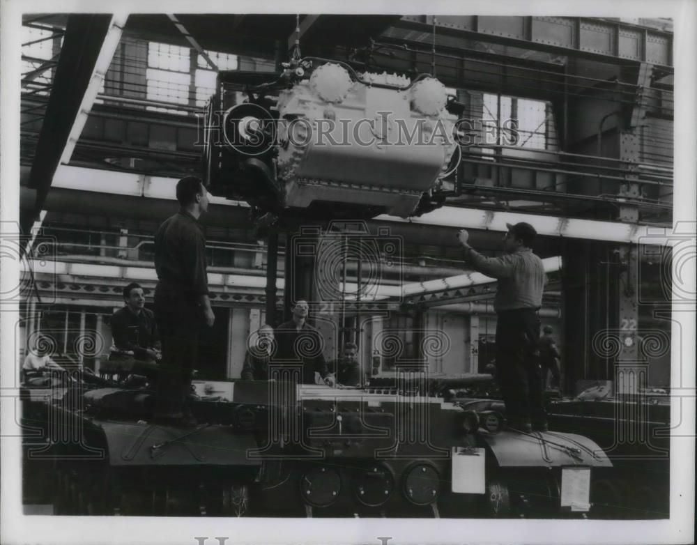 1952 Press Photo Engines installed to M-47 tank at American Locomotive plant - Historic Images