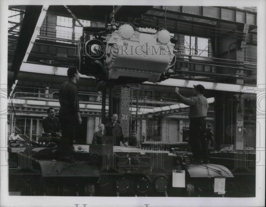 1952 Press Photo Engines installed to M-47 tank at American Locomotive plant - Historic Images